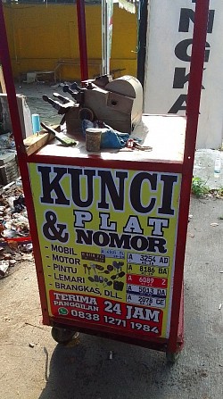 AHLI KUNCI SERANG MENERIMA PANGGILAN 24KAM HP:0838-1271-1984